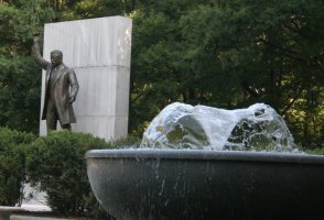 Roosevelt statue and fountain